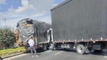 Gran congestión vehicular en la calle 13 tras choque entre dos camiones en el sentido Mosquera-Bogotá