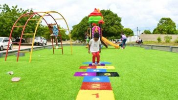 Zona de juegos infantiles del parque: El nuevo parque lineal cuenta con áreas de juegos infantiles, zonas verdes y máquinas bio saludables, ofreciendo un espacio seguro y recreativo para los habitantes de El Pilar y barrios vecinos.