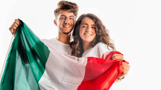 Italia ofrece becas de posgrado con pago incluido para colombianos