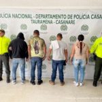 Los capturados aparecen de frente y de espalda y están custodiados por uniformados de la Policía Nacional.