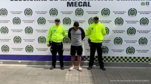 En la fotografía se aprecia de pie, con los brazos atrás y la cabeza agachada a Wainer Efrén Gamboa. Viste buzo gris con mangas negras  y rayas negras delgadas en sentido horizontal en el torso; bermudas de color negro y pantuflas. A sus extremos hay uniformados de la Policía Nacional. Detrás de ellos hay un pendón institucional de la Policía.