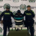 Llevaba un arma oculta en una maleta