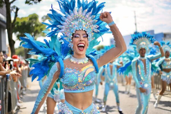 Magia y color vivieron los pereiranos con el Carnaval de las Fiestas de la Cosecha