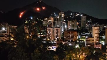 Más de 150 personas lucharon durante 7 horas para controlar el terrible incendio en Las Tres Cruces