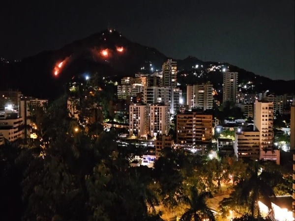 Más de 150 personas lucharon durante 7 horas para controlar el terrible incendio en Las Tres Cruces