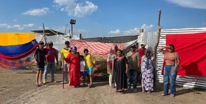 Aspecto del bloqueo que realiza la familia Wayuu en la puerta de la entrada de la obra en Barrancas.