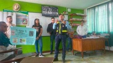 Sandoná refuerza educación vial: campaña en colegio Simón Bolívar de Santa Bárbara para promover seguridad y prevención