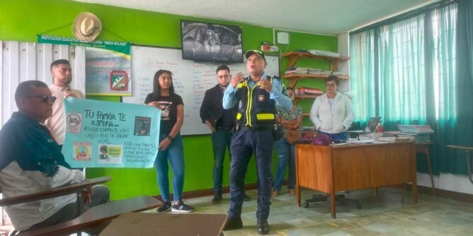 Sandoná refuerza educación vial: campaña en colegio Simón Bolívar de Santa Bárbara para promover seguridad y prevención