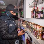 Sellan dos establecimientos en Engativá por vender licor adulterado Durante los operativos, realizados en los barrios Santa María del Lago y San Antonio, se detectó la venta de licor adulterado.