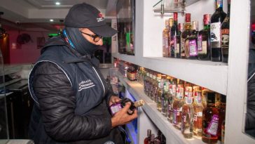 Sellan dos establecimientos en Engativá por vender licor adulterado Durante los operativos, realizados en los barrios Santa María del Lago y San Antonio, se detectó la venta de licor adulterado.