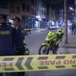 Sicario asesinó a un vendedor informal en Engativá En la noche de este lunes, los gritos y el sonido de varios disparos retumbaron en una calle del barrio El Palmar, en Engativá, luego de que un sicario acabara con la vida de un hombre bastante conocido en el sector.