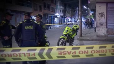 Sicario asesinó a un vendedor informal en Engativá En la noche de este lunes, los gritos y el sonido de varios disparos retumbaron en una calle del barrio El Palmar, en Engativá, luego de que un sicario acabara con la vida de un hombre bastante conocido en el sector.