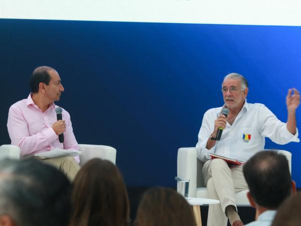 Andrés Mompotes, diretor de EL TIEMPO (der.), y Eduardo Verano de la Rosa, gobernador del departamento del Atlántico y presidente de la Región Administrativa de Planeación (RAP) Caribe. (izq).