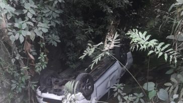 Un vehículo rodó 15 metros por una ladera en la vereda Lisboa de Manizales