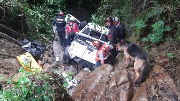 Un vehículo rodó 40 metros por una ladera en la vía Manizales – Bogotá