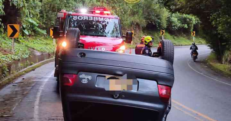 Un vehículo se volcó en la antigua vía Manizales – Chinchiná