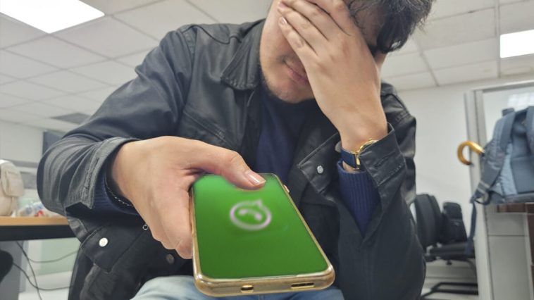 ¡Pilas! Si usted es de los que le revisa el celular a su pareja, podría terminar en la cárcel En Colombia, revisar el celular de otra persona sin su consentimiento puede llevar a consecuencias legales graves, incluyendo una posible pena de cárcel. El delito de 'acceso abusivo a un sistema informático,' tipificado en el Artículo 269F del Código Penal, establece que quien, sin autorización, acceda, intercepte o interfiera un sistema informático o red de telecomunicaciones, puede enfrentar una pena de prisión de 48 a 96 meses (4 a 8 años).