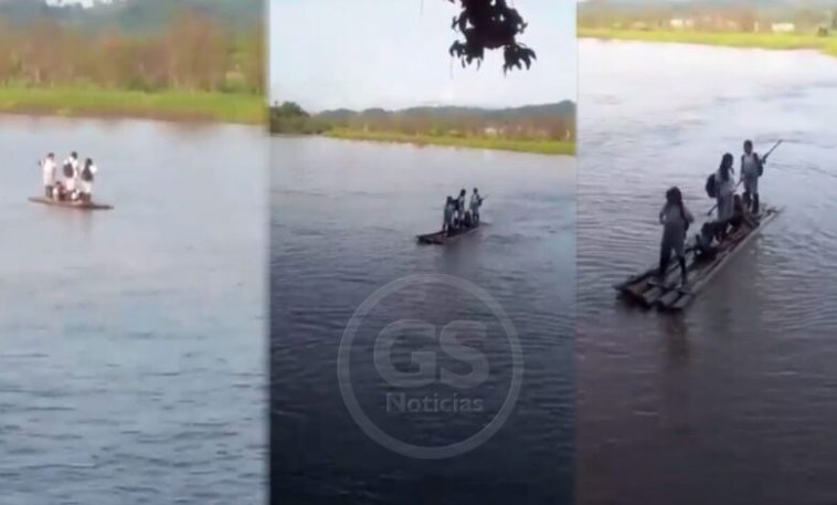 ¡Preocupante! Niños se desplazan en balsa improvisada para llegar a su escuela en Tierralta