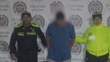 24 personas fueron capturadas el fin de semana de Amor y Amistad en Cundinamarca La Policía logró 24 capturas y 3 aprehensiones por diversos delitos, 17 de ellas en flagrancia y 7 por orden judicial. Además, se incautaron 2 armas de fuego, se recuperaron 2 motocicletas y se decomisaron más de 1.200 dosis de estupefacientes.