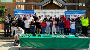 En la fotografía están los 25 capturados con servidores del CTI y la Policía, además de una mesa con el dinero, la munición y la droga incautada