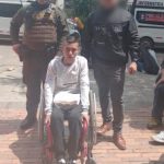 En la fotografía, tomada en exteriores, se aprecia a Miller Steven Cardona Agudelo sentado en una silla de ruedas. Viste Buso de color gris claro, pantalón negro y zapatillas blancas con negro. Sobre sus piernas tiene una prensa blanca doblada. A su izquierda hay un servidor del CTI de la Fiscalía y a su derecha un uniformado de la Policía Nacional. Detrás de ellos se ven dos vehículos institucionales de la Fiscalía.