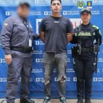 En la fotografía aparece de pie y con los brazos atrás Julio Alejandro Benavídez Martínez. Viste camiseta de manga corta de color gris oscuro, jean de color gris y zapatillas azules. Al lado derecho de él hay un servidor del CTI de la Fiscalía y a su izquierda una uniformada de la Policía Nacional. Detrás de ellos hay un pendón institucional de la Fiscalía.