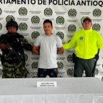 En la imagen está alias Diego con un servidor de la Policía Nacional y otro del Ejército Nacional