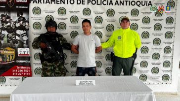 En la imagen está alias Diego con un servidor de la Policía Nacional y otro del Ejército Nacional