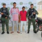 En la fotografía aparecen dos hombres capturados, acompañados de uniformados del Gaula Militar y de la Policía Nacional.  En la parte posterior un banner con logos de la entidad.