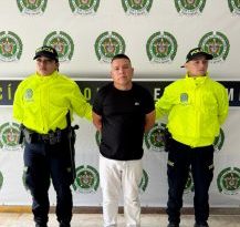 En la imagen aparece el capturado con camiseta negra y en compañía de dos uniformados de la Policía Nacional