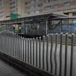 A vigilante que mató un hombre en estación de TM le impusieron medida privativa de la libertad En medio de la discusión, y de acuerdo con la evidencia técnica recopilada, el vigilante habría desenfundado un arma cortopunzante y agredido al ciudadano. A pesar de que la víctima fue trasladada a un centro asistencial, falleció debido a la gravedad de las heridas.