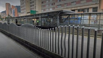 A vigilante que mató un hombre en estación de TM le impusieron medida privativa de la libertad En medio de la discusión, y de acuerdo con la evidencia técnica recopilada, el vigilante habría desenfundado un arma cortopunzante y agredido al ciudadano. A pesar de que la víctima fue trasladada a un centro asistencial, falleció debido a la gravedad de las heridas.