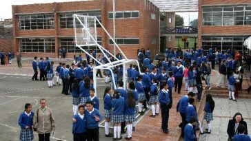 Abrupto cambio en clases de religión en los colegios públicos ¿De qué se trata? La Corte Constitucional falló a favor de un padre de familia que denunció que su hija, estudiante de un colegio público, estaba siendo obligada a participar en clases de religión católica, a pesar de profesar otra fe.