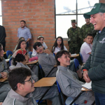 La colaboración comunitaria no solo refuerza la seguridad escolar, sino que también representa un esfuerzo colectivo significativo para enfrentar los desafíos de seguridad y convivencia en las instituciones educativas. Foto cortesía de  la Gobernación de Antioquia. 
