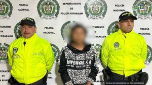 Se observa al capturado, con el rostro cubierto por un efecto de difuminado,  en medio de dos funcionarios de Policía Nacional.