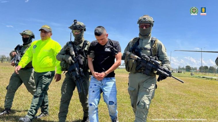 En la fotografía se ve a un hombre capturado, identificado como Jhon Maro Gutiérrez Bahamón, uno de los señalados cabecillas de la estructura Dagoberto Ramos de las disidencias de las Farc, junto a uniformados de la Policía Nacional y el Ejército Nacional.