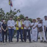 Distintas autoridades que confluyeron en la visita de certificación del retorno de la comunidad Wiwa.