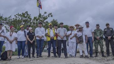 Distintas autoridades que confluyeron en la visita de certificación del retorno de la comunidad Wiwa.