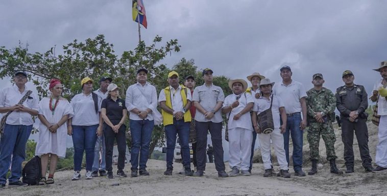 Distintas autoridades que confluyeron en la visita de certificación del retorno de la comunidad Wiwa.