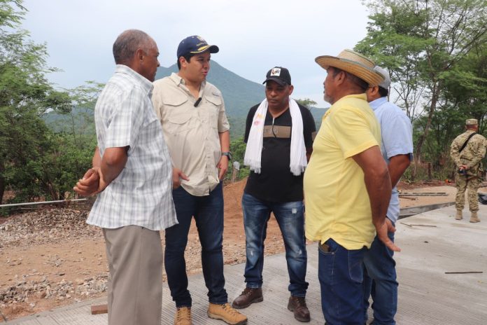 Diálogo con habitantes de la zona