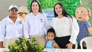 En la foto Loisis Asis, coordinadora del programa del adulto mayor; Cris Loreta Gómez Soto, secretaria de salud y Adriana Vidal, directora de la Corporación Redes de Vida.