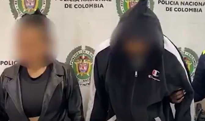 Capturaron a 2 mujeres por robo de celulares en la estación Banderas La Policía de Bogotá, bajo la estrategia de seguridad ‘Bogotá Camina Segura’ y el grupo de transporte masivo de TransMilenio, capturó en flagrancia a dos mujeres por el delito de hurto.