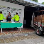 l capturado se encuentra en custodia por dos uniformados del Gaula de la Policía Nacional. En la foto se observa una mesa con la munición incautada.