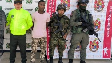 En la fotografía se ve a una persona capturada, identificada como Juan Pablo León Solís, alias Mauricio, posible integrante de la estructura Jaime Martínez de las disidencias de las Farc, en compañía de uniformados de la Policía Nacional y el Ejército. El detenido sería el responsable de disparar contra una camioneta de la Unidad Nacional de Protección (UNP), en la que se transportaba el señor Sigifredo Márquez Trujillo, padre de la vicepresidenta de la República, Francia Márquez.