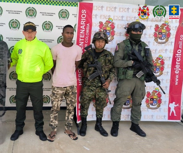 En la fotografía se ve a una persona capturada, identificada como Juan Pablo León Solís, alias Mauricio, posible integrante de la estructura Jaime Martínez de las disidencias de las Farc, en compañía de uniformados de la Policía Nacional y el Ejército. El detenido sería el responsable de disparar contra una camioneta de la Unidad Nacional de Protección (UNP), en la que se transportaba el señor Sigifredo Márquez Trujillo, padre de la vicepresidenta de la República, Francia Márquez.