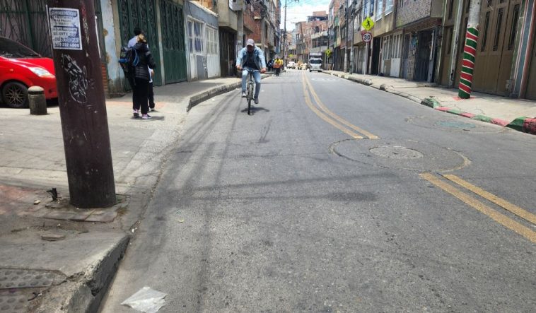 Carlos Rodríguez, el hombre que fue asesinado a tiros en Bosa “No sabemos quién era la víctima, pero dicen que un sujeto le salió al paso mientras caminaba y le disparó en el pecho. Después de pegarle los tiros, corrió una cuadra hacia el norte, en dirección a Bosa La Libertad”, relató un habitante del sector a Q’HUBO.