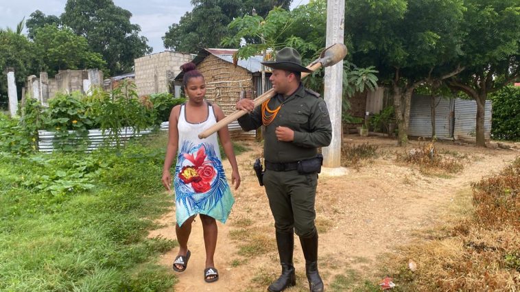 Con llantas recicladas Policía de Bolívar embellece cancha de la vereda El Remanso