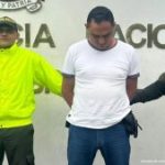 En la imagen se ve a un hombre capturado, identificado como Diego Fernando Mora Obando, quien se encargaba de solicitar, desde Orito (Putumayo), productos de especies de fauna silvestre colombiana como colmillos y plumas, para su posterior distribución.  El detenido se encuentra junto a dos uniformados de la Policía Nacional.