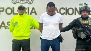 En la imagen se ve a un hombre capturado, identificado como Diego Fernando Mora Obando, quien se encargaba de solicitar, desde Orito (Putumayo), productos de especies de fauna silvestre colombiana como colmillos y plumas, para su posterior distribución.  El detenido se encuentra junto a dos uniformados de la Policía Nacional.