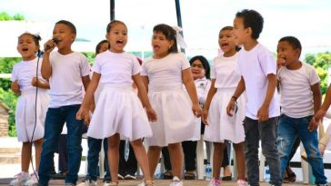 Los niños vestidos de blanco y emocionados le cantaron a la Paz.